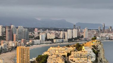 Kıyı şehrinin nefes kesen manzarası güzel, el değmemiş sahil manzaralarıyla tamamlanmış canlı bir siluet sergiliyor.