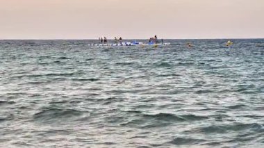 Arkadaşların denizde bir günün tadını çıkarırken heyecan verici bir macera yaşanıyor. Enerjilerini bir salda yakalıyorlar, teknede gülüyorlar ve jet ski yarıştırıyorlar.