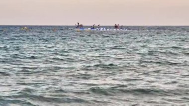 Arkadaşlar güzel bir adada duraklayarak okyanus macerasına atılırlar. Su sıçratıyorlar, gülüyorlar, kürek çekiyorlar ve birlikte unutulmaz anılar yaratıyorlar.