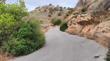 Görkemli dağların arasından dolambaçlı bir yol boyunca sakin bir yolculuk başlıyor. Manzaralı yol, doğaya daldırır dingin güzelliği