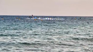 Bir grup arkadaş okyanusta bir salda toplanır ve etraflarındaki dingin güzelliğin tadını çıkarırlar. Kahkahalar havayı doldurur, resim gibi manzaralar çekerken.