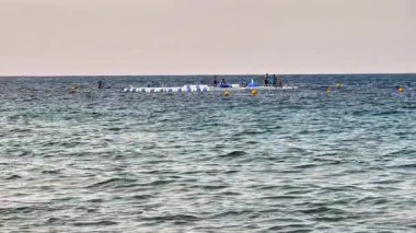 Bir grup arkadaş okyanusta bir salda toplanır ve etraflarındaki dingin güzelliğin tadını çıkarırlar. Kahkahaları havayı doldurur 