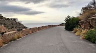 Çarpıcı okyanus manzarası olan tepelerin arasından manzaralı bir yolculuğa çıkın. Bu video güzel kıyı manzaralarını sergiliyor, özgürlüğü ve macerayı destekliyor.