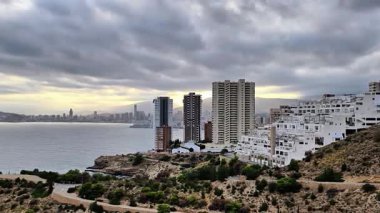 Titreyen binaları ve parıldayan okyanusları olan canlı bir şehrin nefes kesici hava manzarası. Sakin sularla çerçevelenmiş gökyüzüne tanık olun. Şehir yaşamını doğal güzelliklerle harmanlayın.