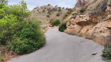 Görkemli dağların arasından dolambaçlı bir yol boyunca sakin bir yolculuk başlıyor. Manzaralı yol, doğaya daldırır dingin güzelliği