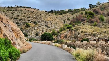 Bu büyüleyici video, serin bir vadi boyunca serinletici kayalık oluşumlar ve yemyeşil çimlerle dolambaçlı bir yolculuk sergiliyor.