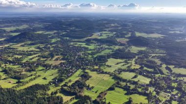 Yüksek dağları olan canlı yeşil bir manzaranın nefes kesici güzelliğini deneyimleyin. Bu yolculuk, huzurlu doğa, tarlalar, yemyeşil ağaçlar ve sükuneti davet eden tuhaf bir köy yakalar.
