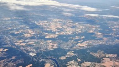 Gökyüzündeki uçak kanadının ve beyaz bulutların havadan görünüşü. yüksek kaliteli fotoğraf