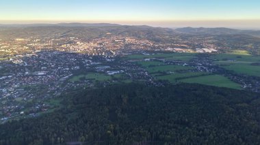 Çarpıcı hava perspektifi nefes kesici modern bir şehrin doğayla iç içe olduğunu gösteriyor.