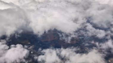 Sersemletici hava manzarası altında bulutlar ve toprak desenleri yakalıyor, doğa ve seyahat projeleri için mükemmel..