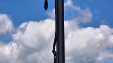 Mavi gökyüzüne karşı endüstriyel makinelerin net bir görüntüsü kabarık bulutlar, modern mühendislik sergiliyor..