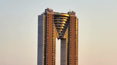 Modern mimari dehayı ve yeniliği ön plana çıkaran istisnai bir gökdeleni gösteren nefes kesici bir manzara