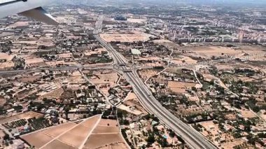 Etkileyici bir hava manzarası geniş tarım arazilerinin ortasındaki yolların karmaşık iç içe geçişini sergiliyor.