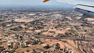 İniş sırasında bir uçak penceresinden nefes kesici ve çarpıcı bir hava manzarası yakalamak.