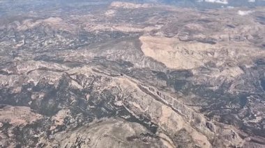 Göz kamaştırıcı ve nefes kesici çeşitli ve güzel dağlık manzaralar, hepsi yukarıdan çekildi.