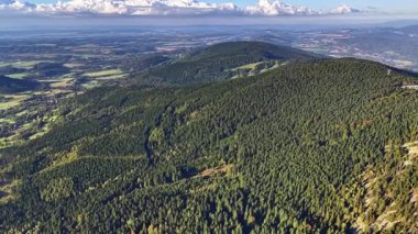 Göz kamaştırıcı bir hava görüntüsü dağların, yemyeşil ormanların ve aşağıdaki resimli vadilerin nefes kesici manzaralarını sergiliyor.
