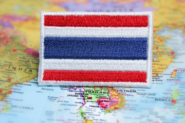 Çevre dostu işlemeli Tayland ulusal bayrağı, doğrudan Güneydoğu Asya üzerinde bir dünya haritasına yerleştirildi. Sürdürülebilir turizm için Bangkok, Chiang Mai, Phuket ve Ayutthaya da dahil olmak üzere en önemli noktalara sahipler..