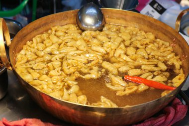 Altın pirinçten yapılmış geleneksel Tayland balık çorbası. Taze balık makarnalı, baharatlı ve biberli lezzetli et suyu, ikonik Asya sokak yemekleri mutfağını temsil ediyor..