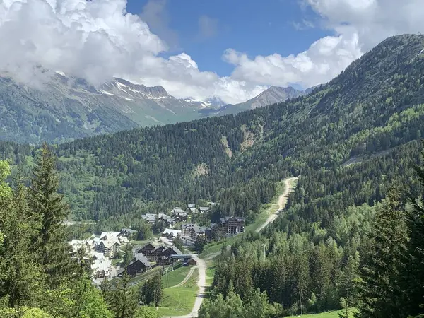 Fransız Alpleri 'nde bir kayak merkezi olan Oz en Oisans manzarası, yaz aylarında çekildi..
