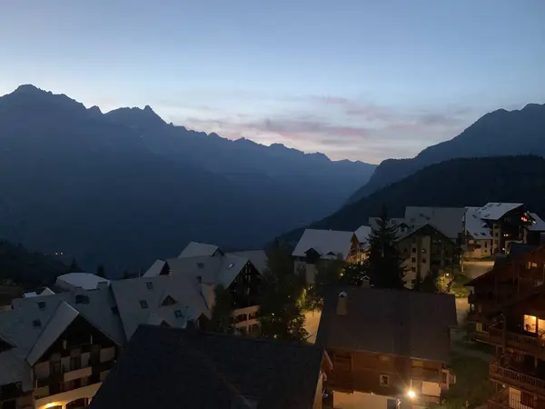 Oz 'da kayak merkezi, gece, yaz çekimleri, Fransız Alpleri..