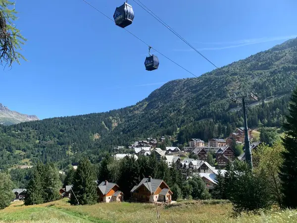 Eau d 'Olle teleferiği Oz Oisans kayak istasyonuna indi, Fransız Alpleri, yaz çekimi.