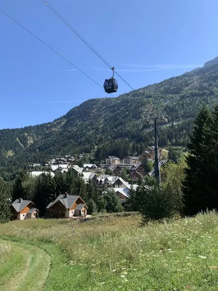 Eau d 'Olle teleferiği Oz Oisans kayak istasyonuna indi, Fransız Alpleri, yaz çekimi.