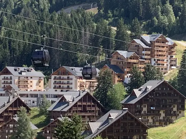 Eau d 'Olle teleferiği Oz Oisans kayak istasyonuna indi, Fransız Alpleri, yaz çekimi.