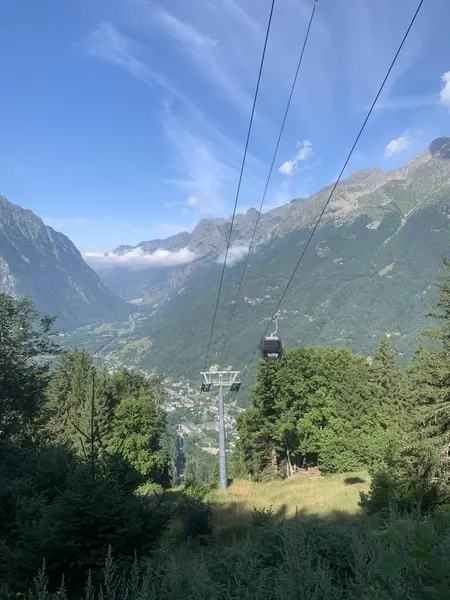 Eau d 'Olle Express teleferiği Oz en Oisans' tan Alp Fransa 'ya giden Allemond' a gidiyor..