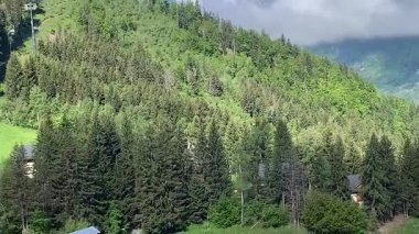 Eau d 'Olle kayak asansörünün panoramik yaz çekimi, Oz en Oisans, Alpe d' Huez, Fransız Alpleri.