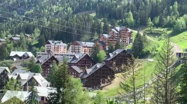 Alpe d 'Huez Grand Domaine' in bir parçası olan Oz en Oisans kayak merkezinin panoramik çekimi. Fransız Alpleri