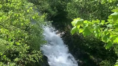 Şelale, Oz en Oisans, Fransız Alpleri.