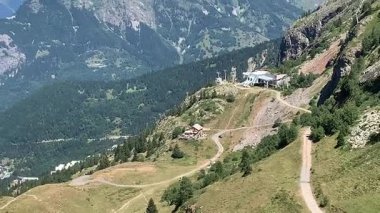Poutran teleferiğinin ortası, Oz en Oisans 'tan Alpe d' Huez 'e, Fransız Alpleri.