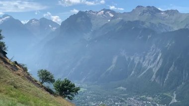 Bourg d 'Oisan Vadisi manzarası, Fransız Alpleri, Fransa, yaz mevsimi.