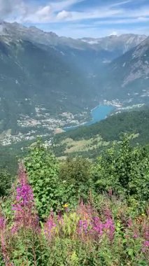 Belledonne dağ sırası, Allemond vadisi ve Lac Verney, Fransız Alpleri, Fransa, yaz mevsimi.