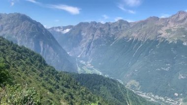 Belledonne dağ sırası, Allemond vadisi ve Lac Verney, Fransız Alpleri, Fransa, yaz mevsimi.