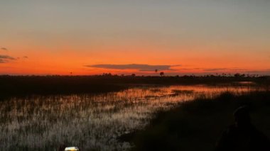 Günbatımı panoramik görünümü, Okavango Delta.