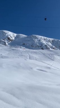 Fransız Alplerinde kar yağdıktan sonra panoramik manzara