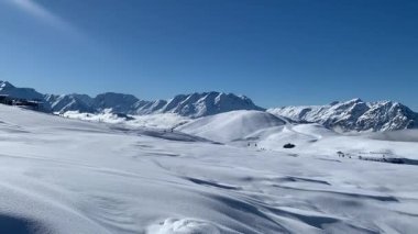 Fransız Alplerinde kar yağdıktan sonra panoramik manzara