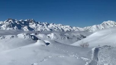 Fransız Alplerinde taze izlerin panoramik görüntüsü