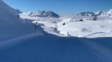 Fransız Alplerinde güzel bir gün. Taze bir kar yağışı sonrası.