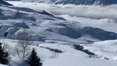 Fransız Alplerinin vadideki bulutların üstündeki panoramik görüntüsü