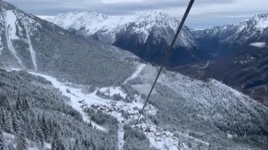 Oz en Oisans kayak merkezi manzarası, Fransız Alpleri