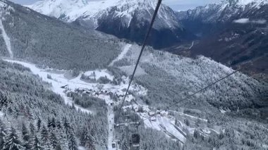 Oz en Oisans kayak merkezinin manzarası, Alpe d 'Huez Grande Domaine' in bir parçası.