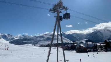 Kayak asansöründen alınan Alpe d 'Huez kayak alanının görüntüsü.