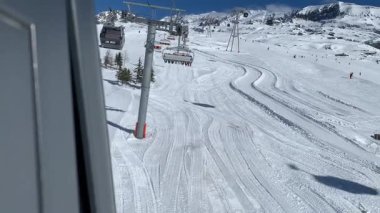 Kayak asansöründen alınan Alpe d 'Huez kayak alanının görüntüsü.