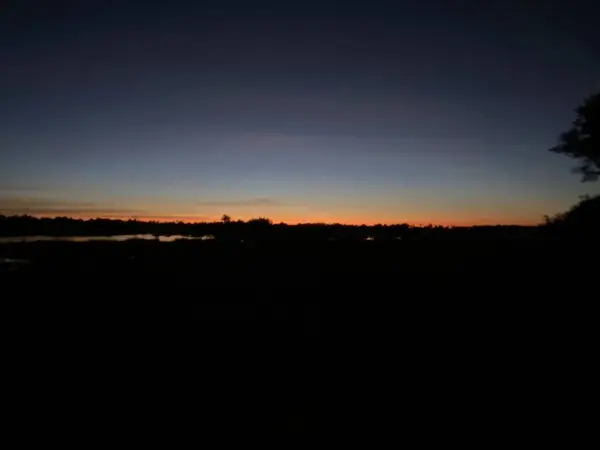 Okavango Deltası 'nın günbatımında, Sandibe, Botswana' da panoramik çekimi.