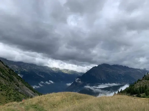 Fransız Alplerine aniden fırtına bulutları geliyor. Oz en Oisans ve Alpe d 'Huez arasında yürürken vuruldu..
