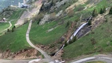 Oz en Oisans manzarası, Fransız Alplerinde bir kayak merkezi. Yaz mevsiminde, Alpe d 'Huez Grand Domaine kayak merkezinin bir parçası olan Oz en Oisans' ın panoramik çekimi..