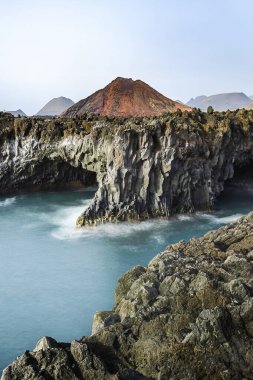 Engebeli volkanik kayalıklar canlı turkuaz okyanusla buluşarak Lanzarote 'un sahil şeridinin dramatik güzelliğini gözler önüne seriyor. Peyzaj ve doğa kavramı