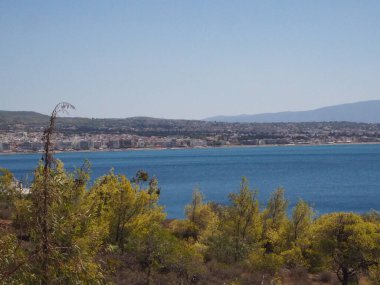 Baharda deniz manzarası ve dağlar.
